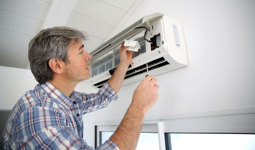 Mann repariert Klimaanlage