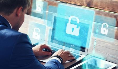 Schützen Sie personenbezogene Daten Mann sitzt am Laptop.