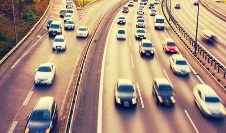 Sichere Dienstreise Autos auf der Autobahn