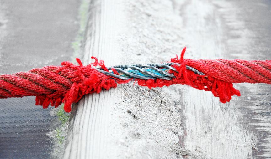 Hauptinspektion von Spielplätzen Beschädigtes Spielgerät