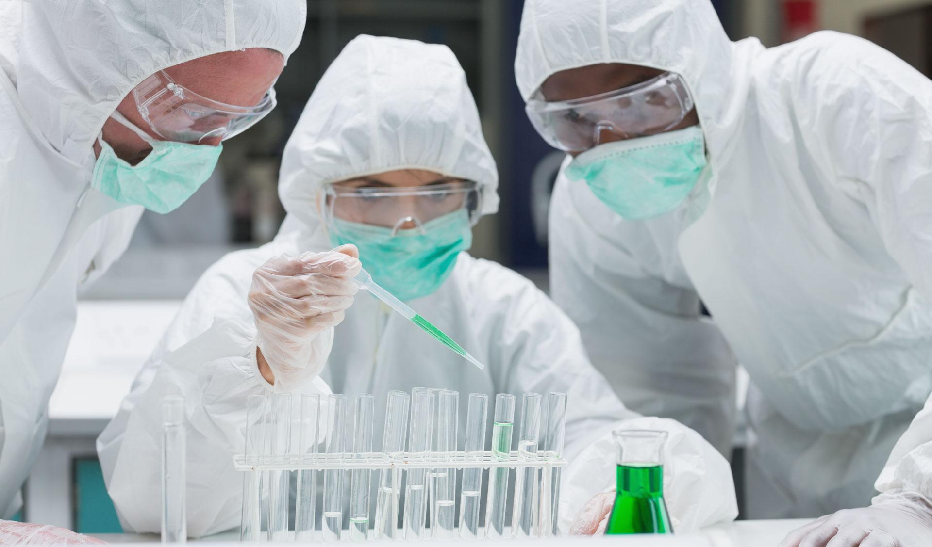 Labormitarbeiter an Reagenzgläsern