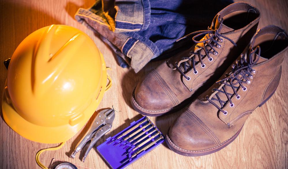 Gut geschützt am Arbeitsplatz Arbeitsschuhe, Helm und Wekzeug
