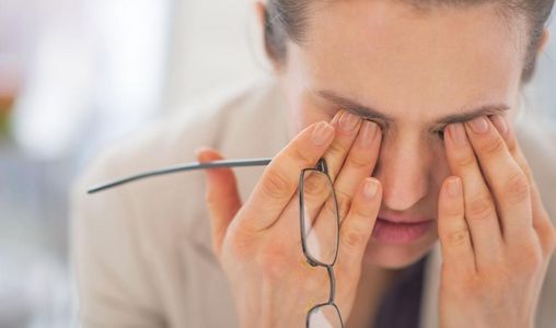 Frau reibt sich die Augen