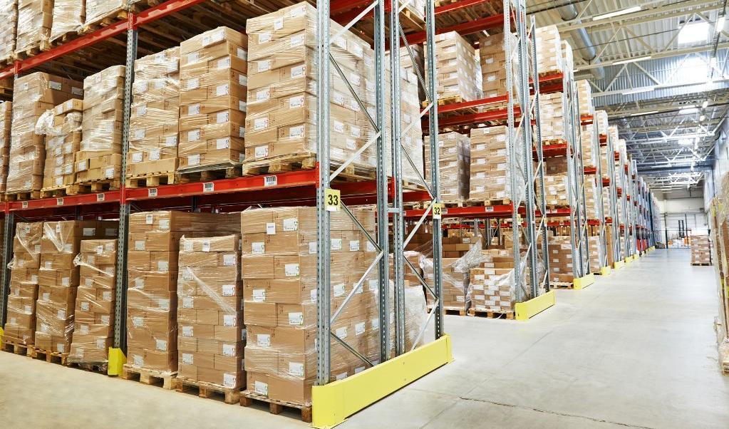 Jetzt Regalanlagen prüfen lassen Lagerhalle mit beladenen Regalanlagen