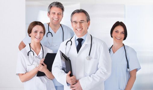 Ärzte mit Stethoskop und Klemmbrett