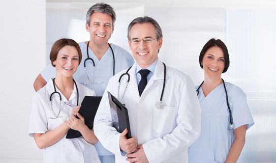 Ihre Praxis in besten Händen Ärzte mit Stethoskop und Klemmbrett