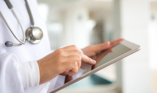 Angst vor dem Coronavirus Arzt mit Tablet in der Hand