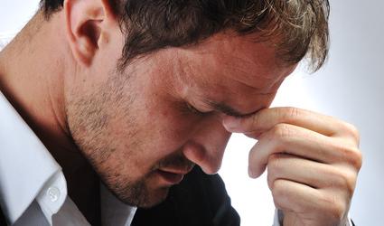 Mann greift sich an Nasenbein