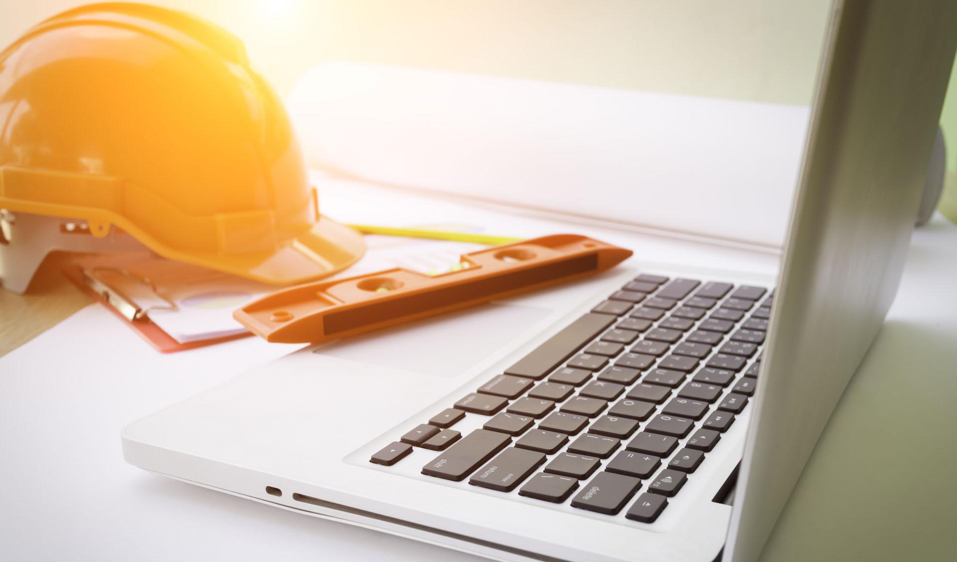 Unsere WBTs erstrahlen in neuem Glanz Laptop und Schutzhelm