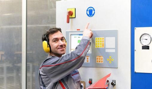 Arbeiter mit Gehörschutz