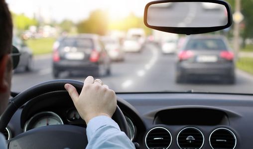 Autofahrer unterwegs auf der Straße