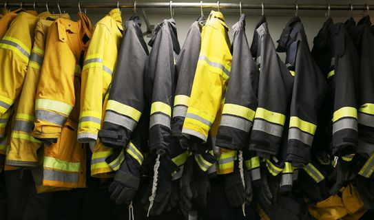 Einsatzbekleidung für Feuerwehr auf Kleiderstange
