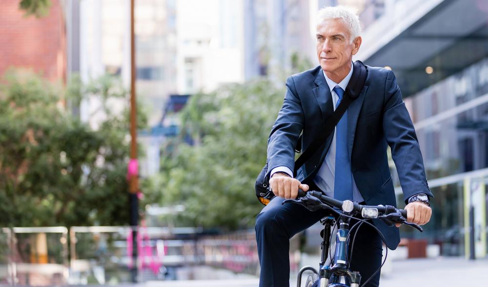 Sicher unterwegs mit dem Fahrrad Mann sitzt auf einem Fahrrad