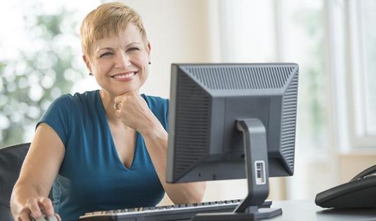 Lernende Mitarbeiterin am Computer