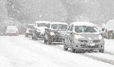 Autos auf schneebedeckter Straße