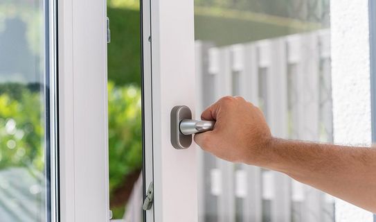 Lüften senkt das Infektionsrisiko Mann öffnet Fenster