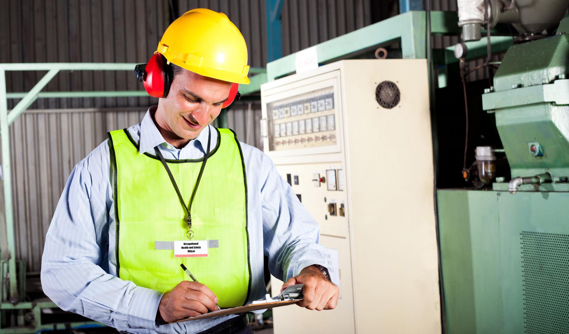Lärmschutz am Arbeitsplatz Mann mit persönlicher Schutzausrüstung