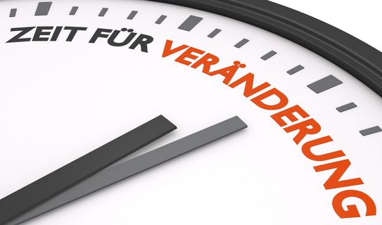 Uhr mit Schriftzug "Zeit für Veränderung"