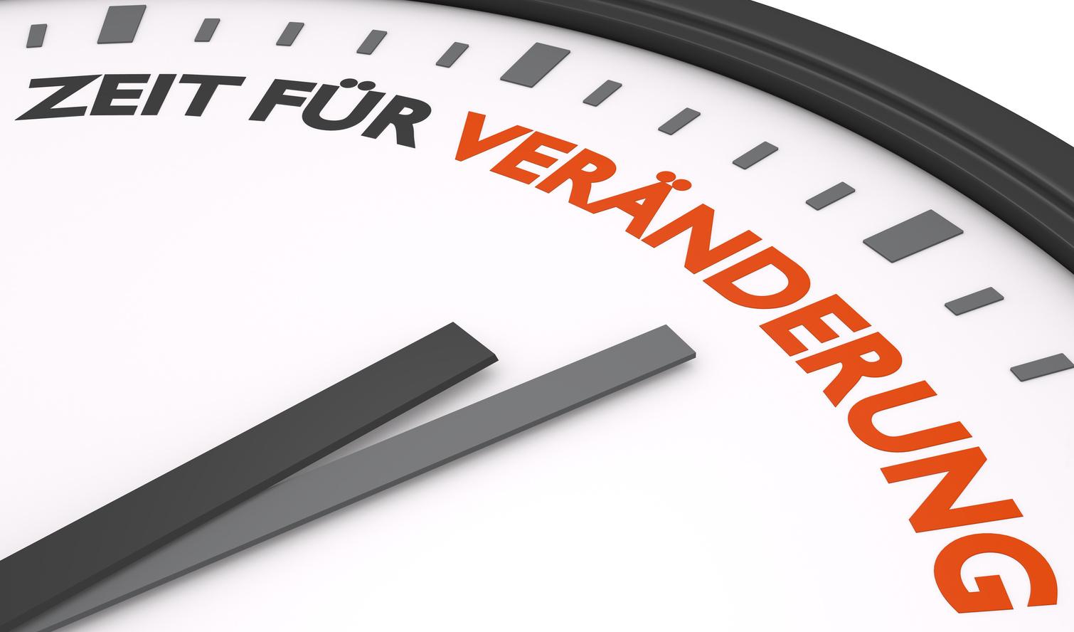 Das Ziel im Blick Uhr mit Schriftzug "Zeit für Veränderung"