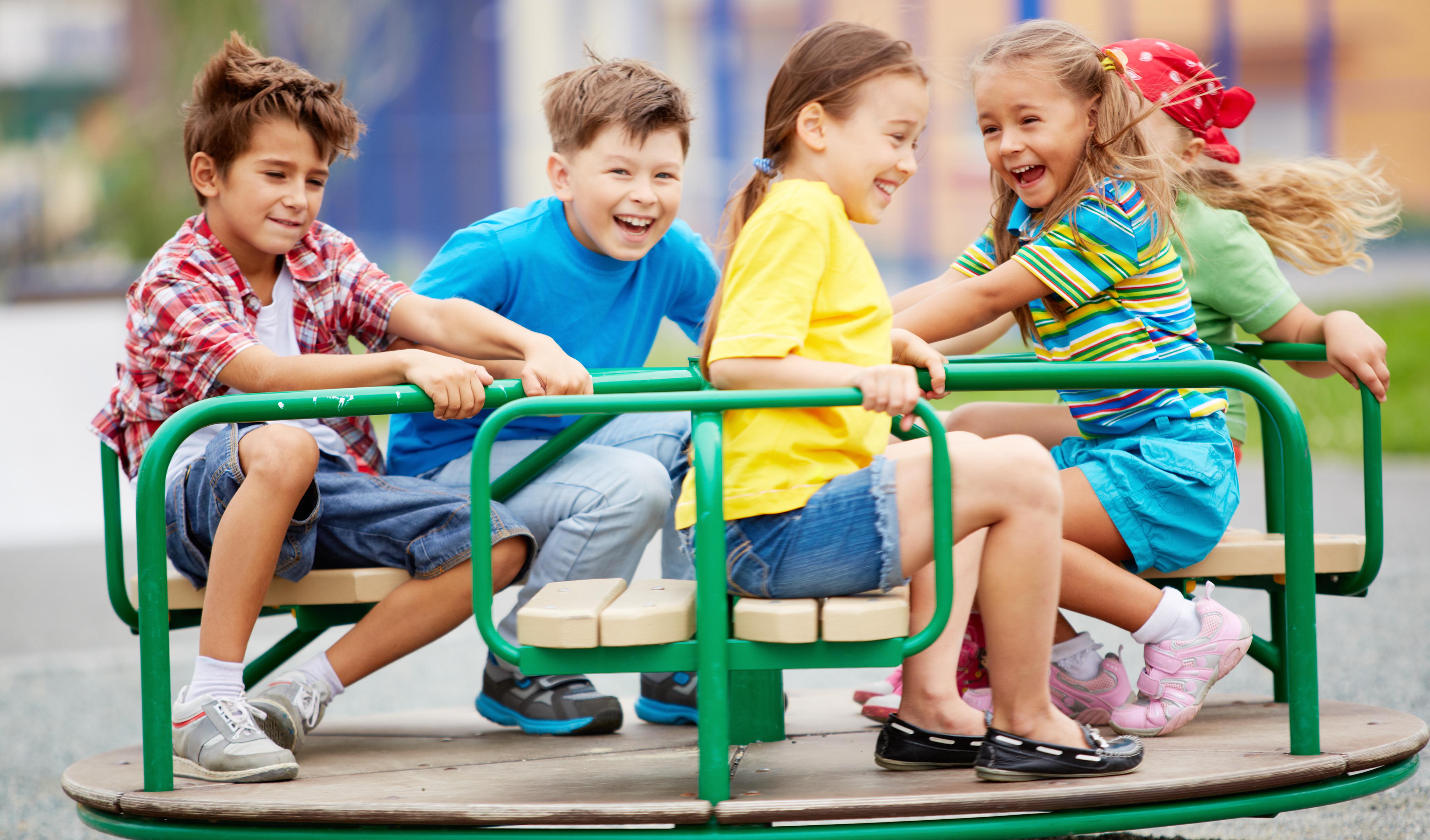 Prüfung von Spielgeräten Kinder auf einem Spielgerät